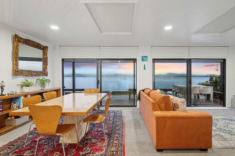 Soul Haven - Lakefront with Spa Kayaks & Stunning Views House in Rotorua