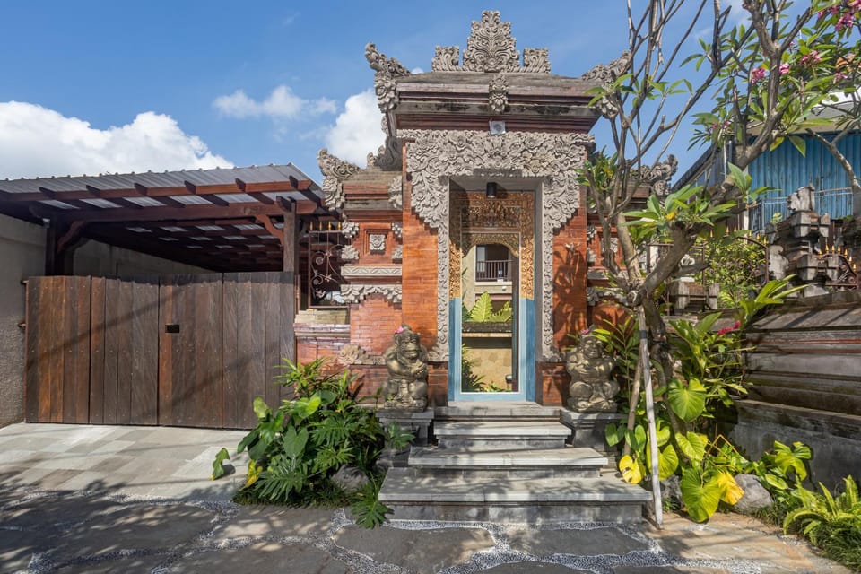 Property building, Facade/entrance, Garden, Garden view