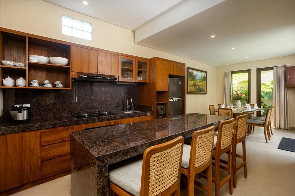 Kitchen or kitchenette, Dining area, stove