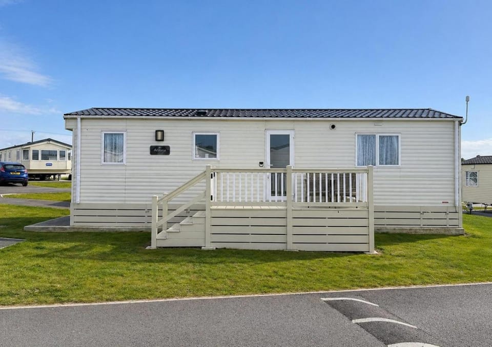 Lovely 6 Berth Caravan With Free Wi-Fi At Harts Holiday Park, Kent Ref 74068W House in Leysdown-on-Sea