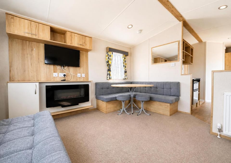 Lovely 6 Berth Caravan With Free Wi-Fi At Harts Holiday Park, Kent Ref 74068W House in Leysdown-on-Sea
