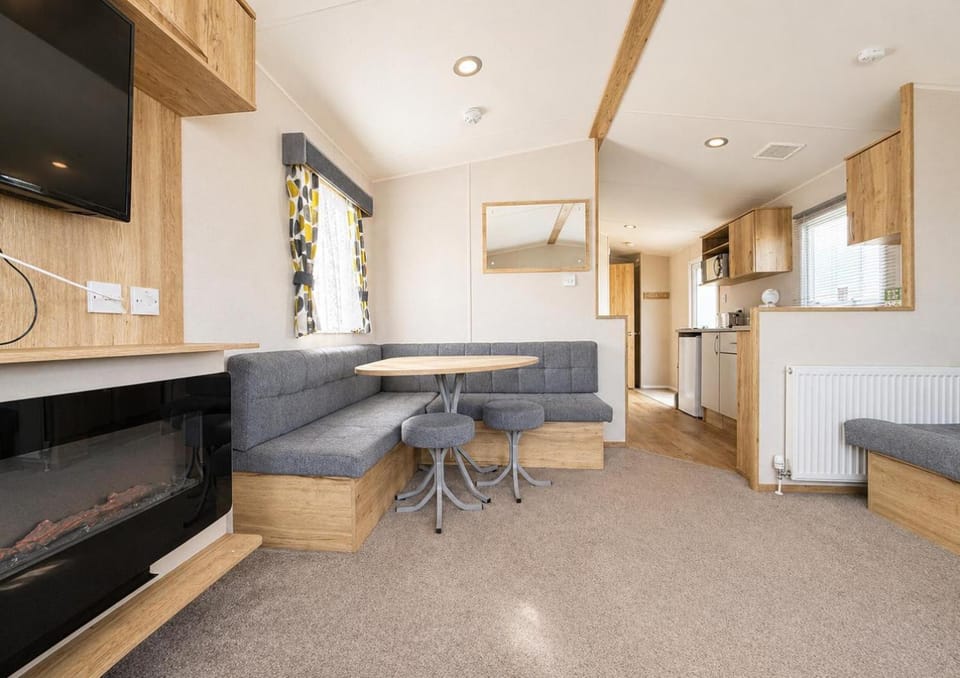Lovely 6 Berth Caravan With Free Wi-Fi At Harts Holiday Park, Kent Ref 74068W House in Leysdown-on-Sea