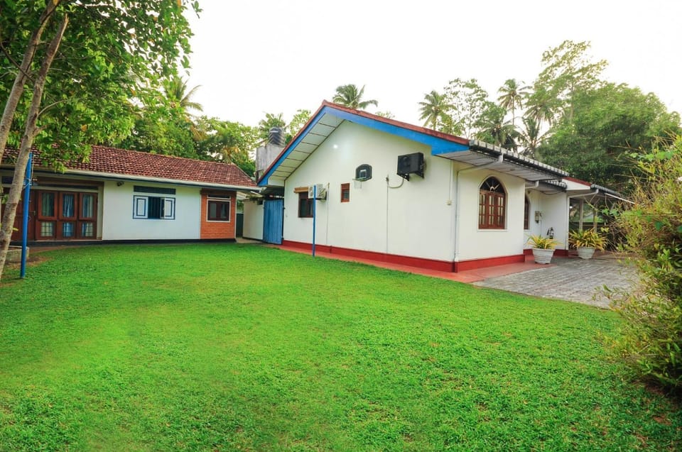Property building, Day, Garden, Garden view