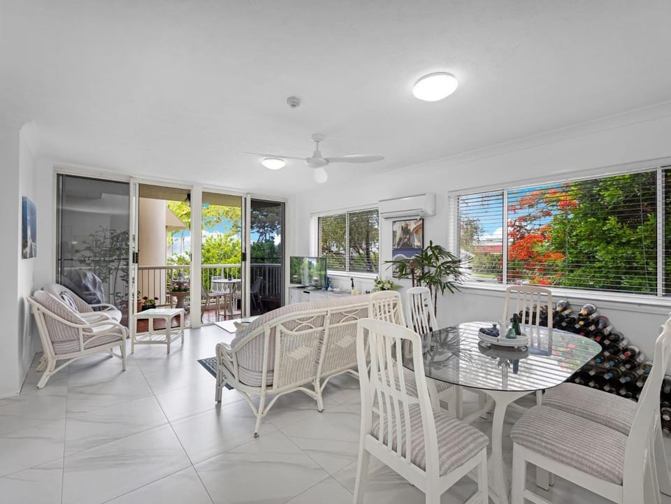 Relaxing Pool Hervey Bay Getaway Steps from Beach Apartment in Hervey Bay