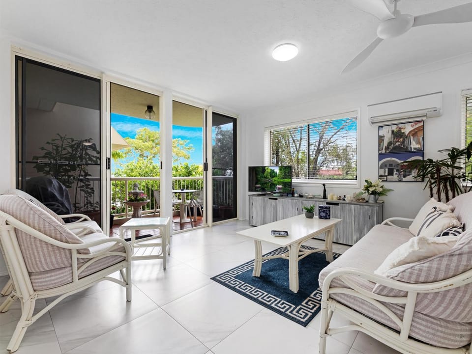 Relaxing Pool Hervey Bay Getaway Steps from Beach Apartment in Hervey Bay
