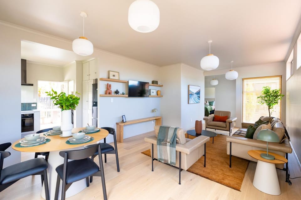 Living room, Seating area, Dining area, oven, pet friendly