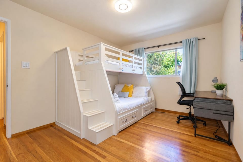 Bedroom, bunk bed