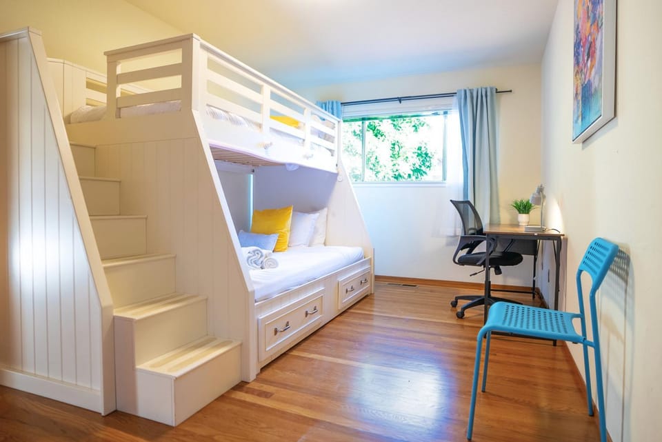 Bedroom, bunk bed