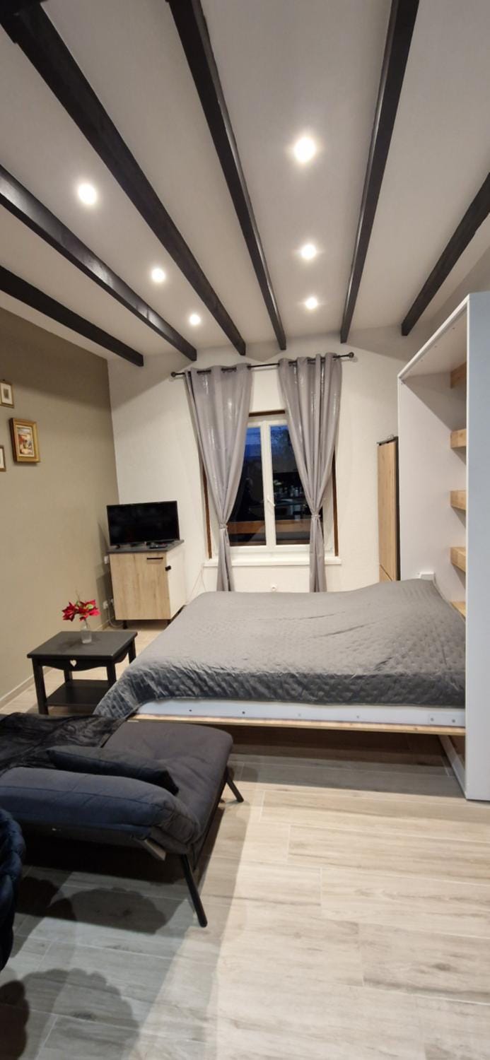 Bed, TV and multimedia, Living room, Photo of the whole room, Bedroom