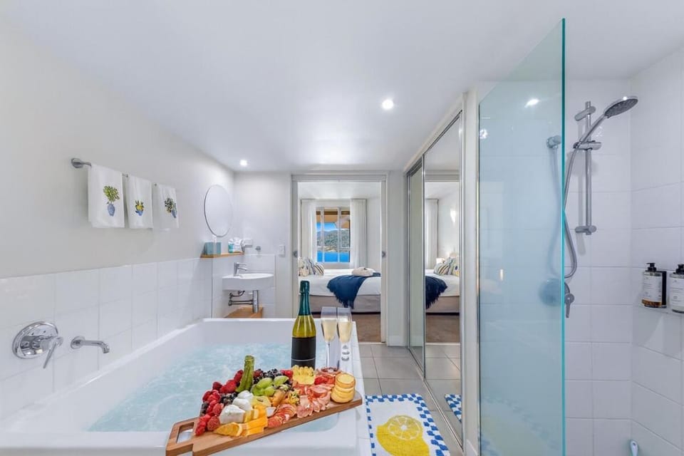 Amalfi Whitsunday Retreat Infinity Pool SeaViews Apartment in Airlie Beach