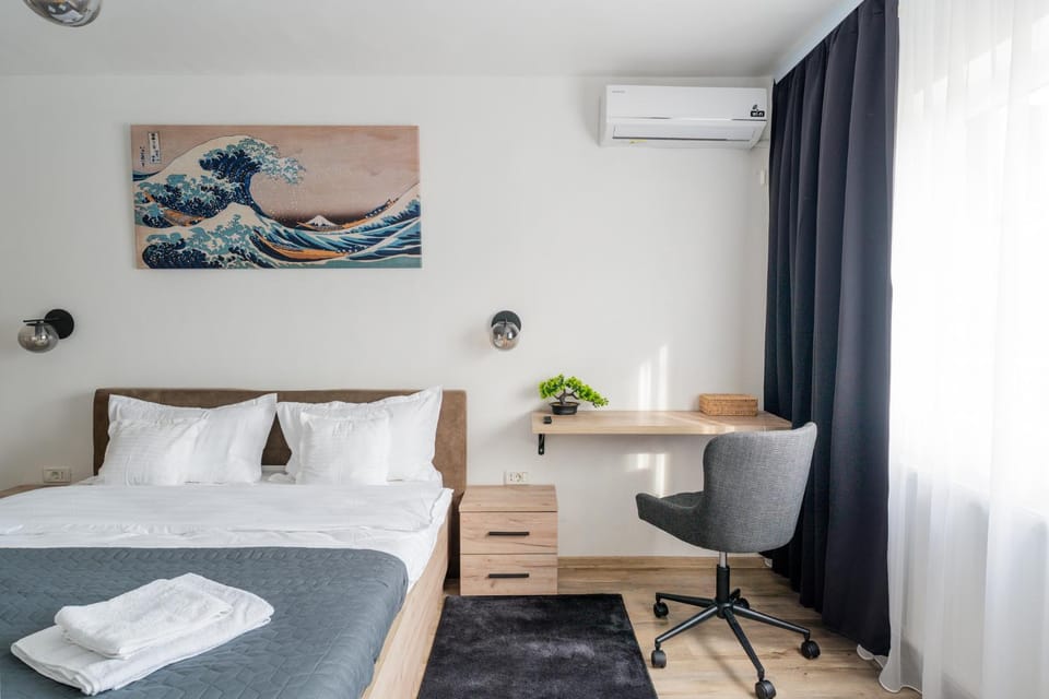 Bed, Living room, Photo of the whole room, Seating area, Bedroom, towels, air conditioner