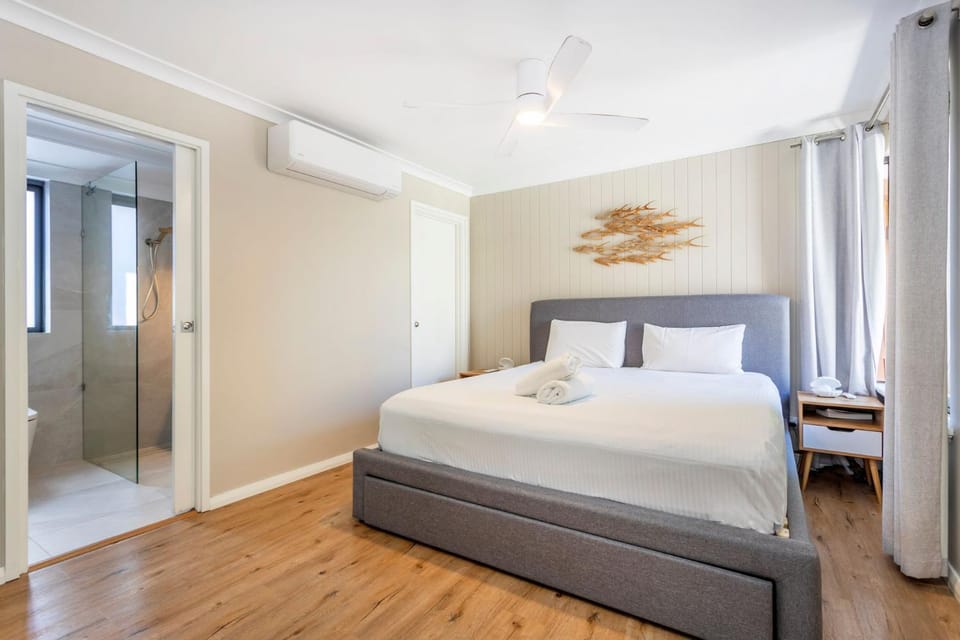 Bed, Photo of the whole room, Bedroom, air conditioner