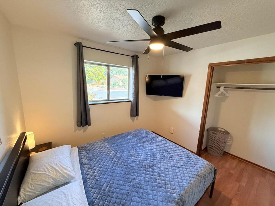 Free Chick-Fil-A & Starbucks! Cliffside Hideaway! House in Farmington