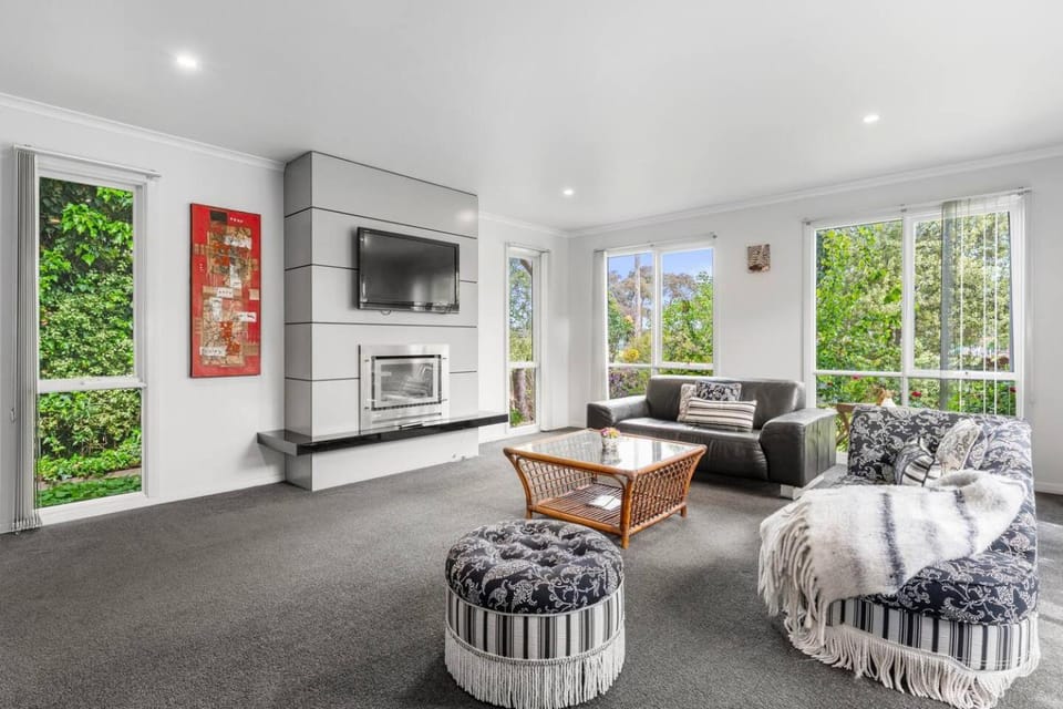 TV and multimedia, Living room, Seating area, fireplace