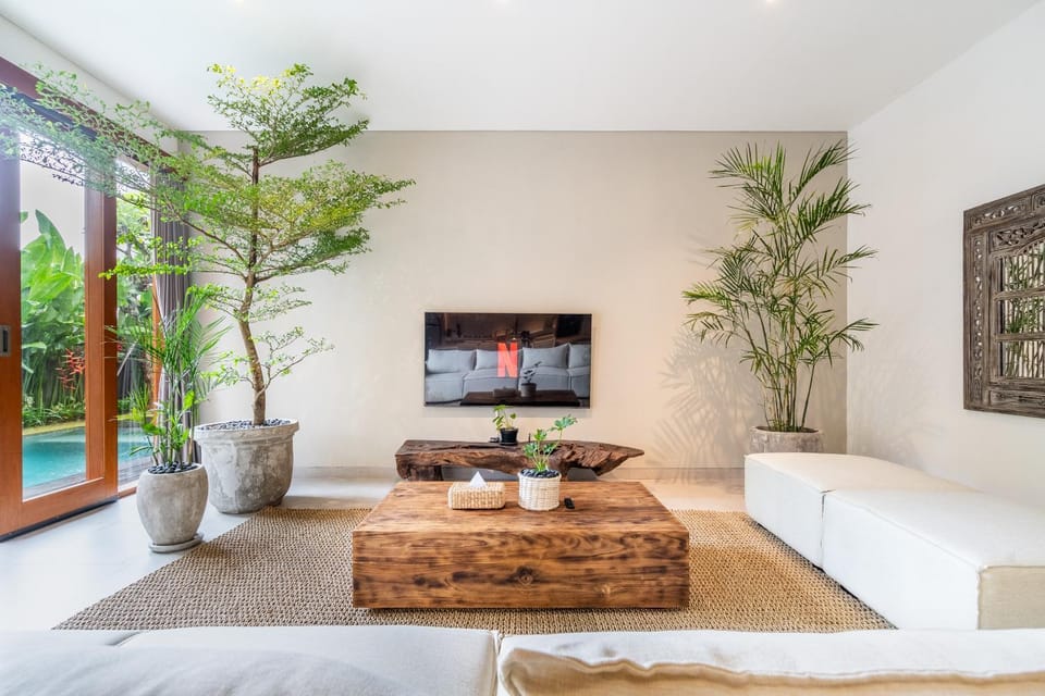 TV and multimedia, Living room, Photo of the whole room, Decorative detail, Pool view