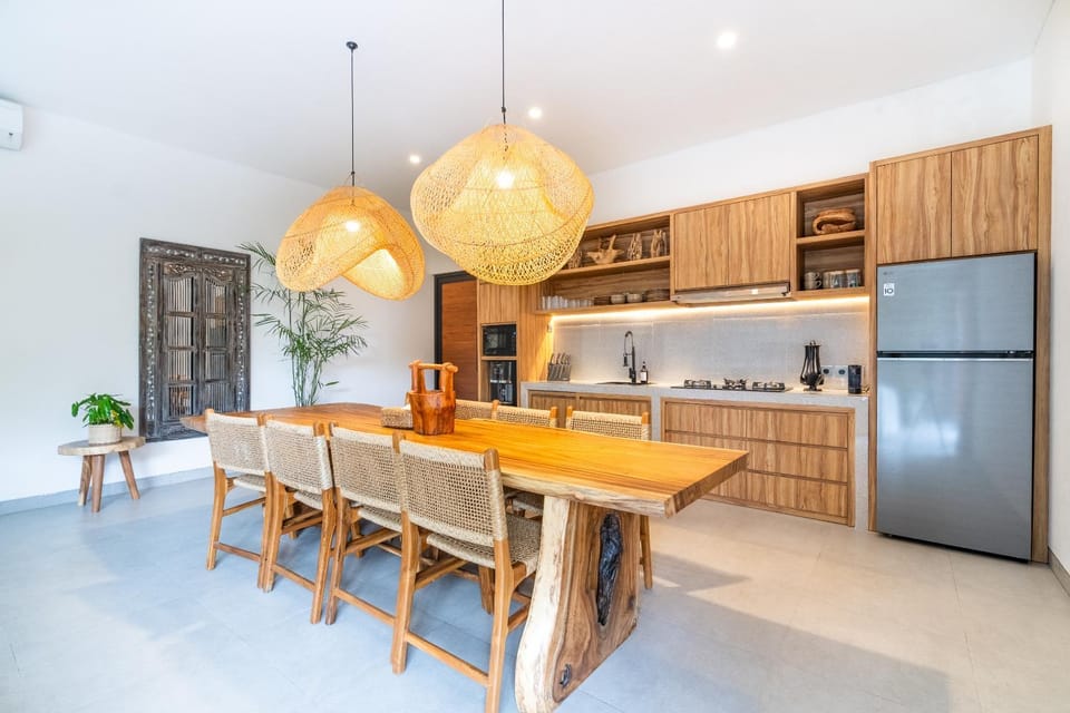 Kitchen or kitchenette, Dining area, microwave, stove