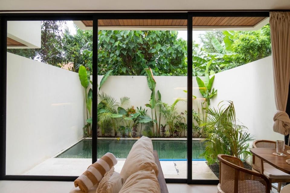 Modern 1BR Pool Villa with Balcony in North Canggu House in North Kuta