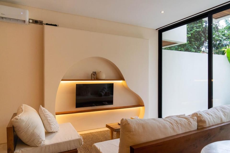Modern 1BR Pool Villa with Balcony in North Canggu House in North Kuta