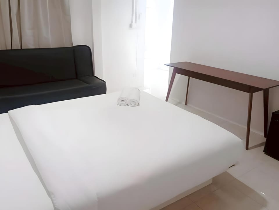 Bed, Photo of the whole room, Seating area, Bedroom
