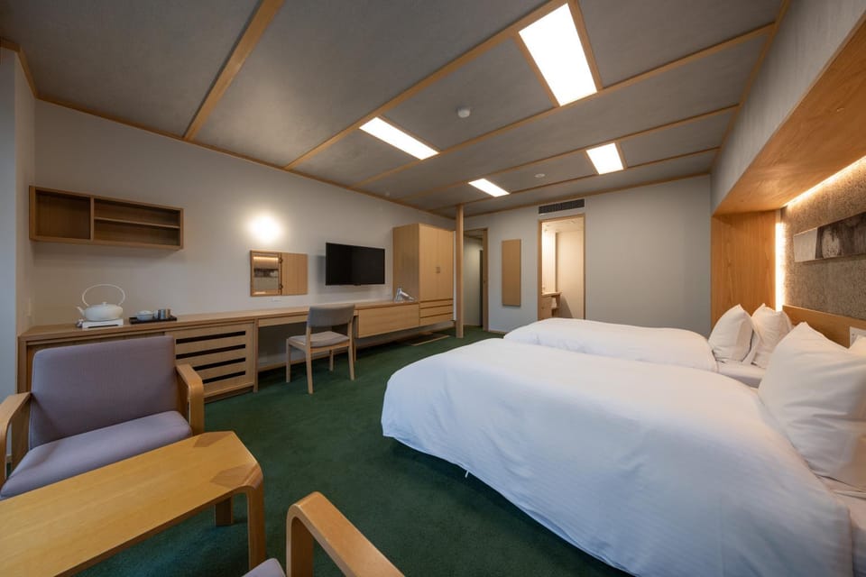 Bed, TV and multimedia, Living room, Photo of the whole room, Seating area, Bedroom