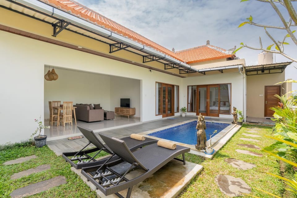 Property building, Natural landscape, Swimming pool, sunbed