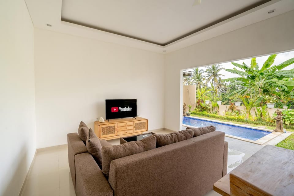 Property building, TV and multimedia, Living room, Seating area, Swimming pool