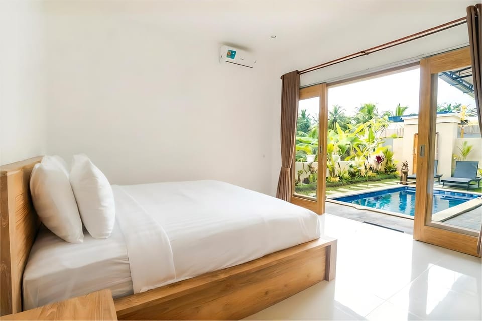 Bed, Photo of the whole room, Bedroom, Pool view, Swimming pool, sunbed