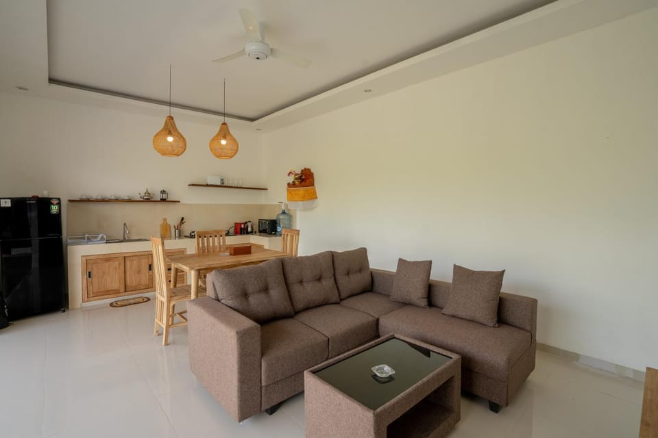Kitchen or kitchenette, Living room, Seating area, Dining area