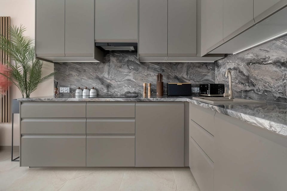 Coffee/tea facilities, Kitchen or kitchenette, stove