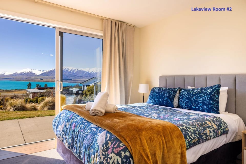 Patio, Bed, TV and multimedia, Bedroom, Lake view, Mountain view, towels, air conditioner