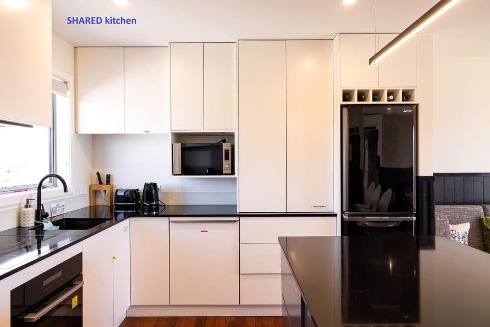 Coffee/tea facilities, Communal kitchen, dishwasher, microwave, oven, stove