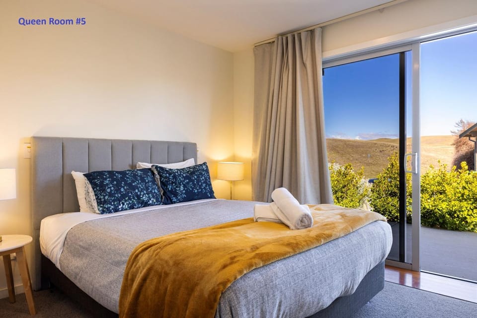 Bed, TV and multimedia, View (from property/room), Bedroom, towels, air conditioner