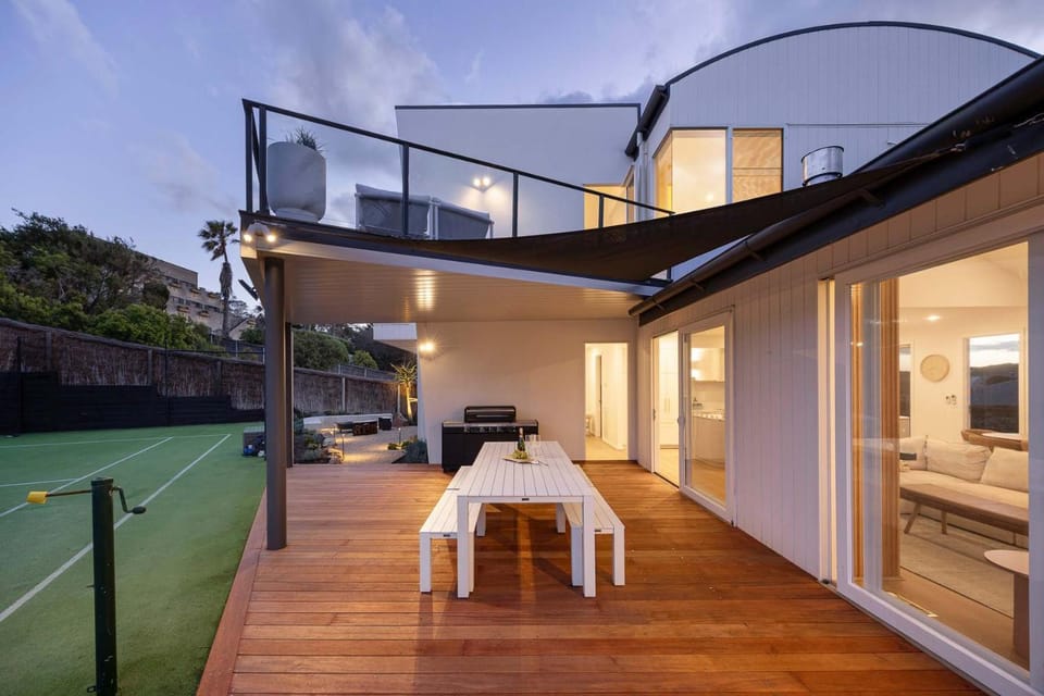 The Collins Sorrento Tennis Court Pool & Spa House in Melbourne Road