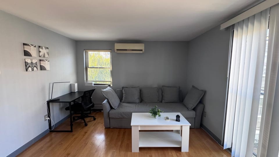 High-end 1BR, 2nd floor, near T, free parking Apartment in Cambridge