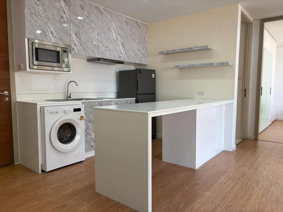 Kitchen or kitchenette, stove, washing machine