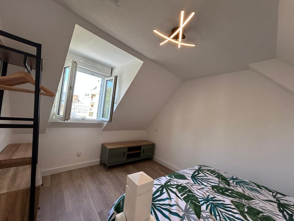 Photo of the whole room, Bedroom