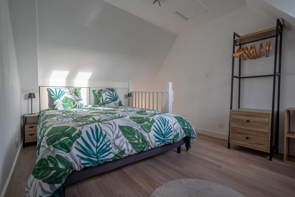 Photo of the whole room, Bedroom