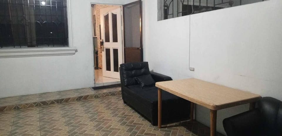 Axon Cozy Modern House Blue Unit Near The Walking Street Apartment in Angeles