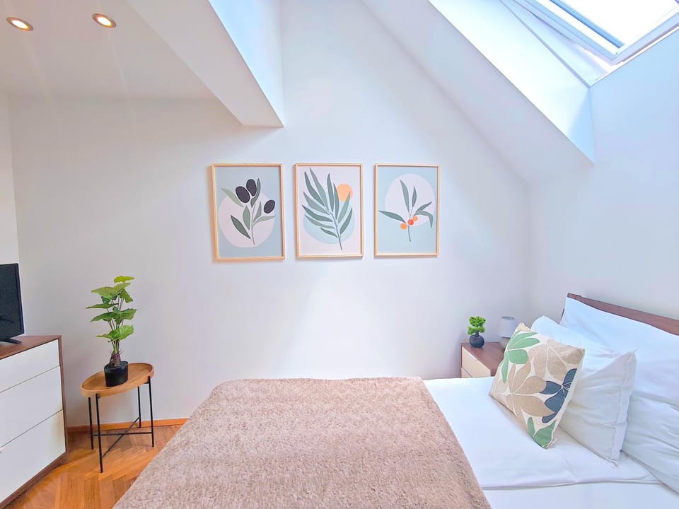 Bed, TV and multimedia, Bedroom