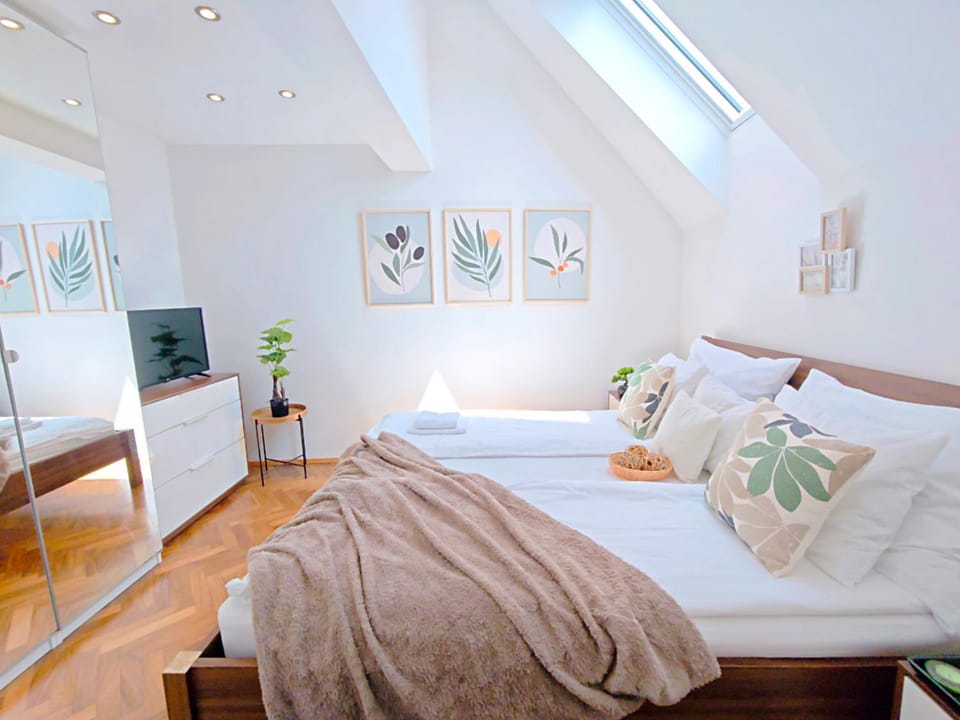 Bed, TV and multimedia, Photo of the whole room, Bedroom, towels