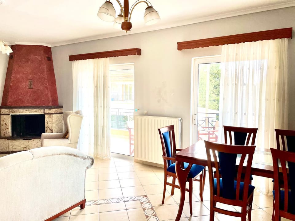 Seating area, Dining area, fireplace