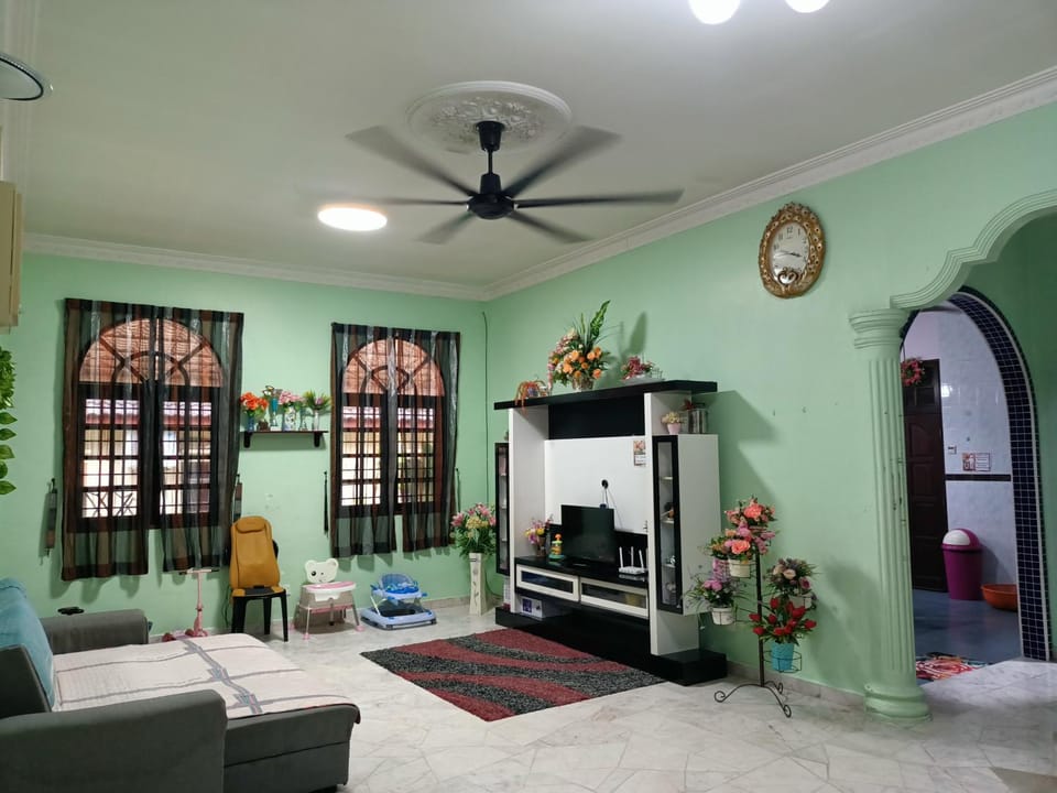 Communal lounge/ TV room, TV and multimedia, bunk bed, Family