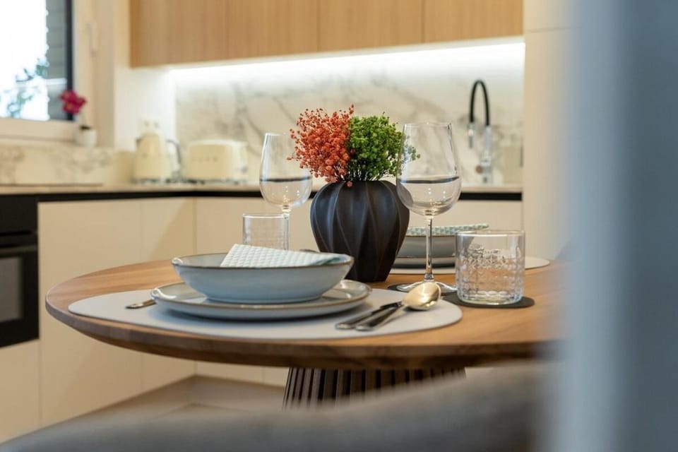 Kitchen or kitchenette, Food and drinks, Dining area, Food