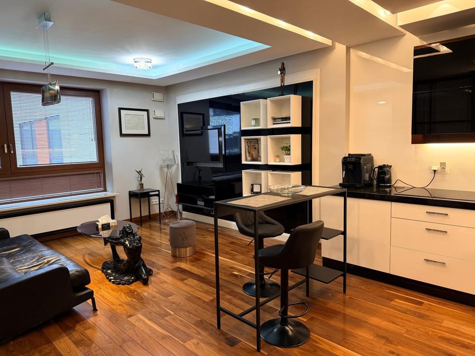 TV and multimedia, Seating area, Dining area