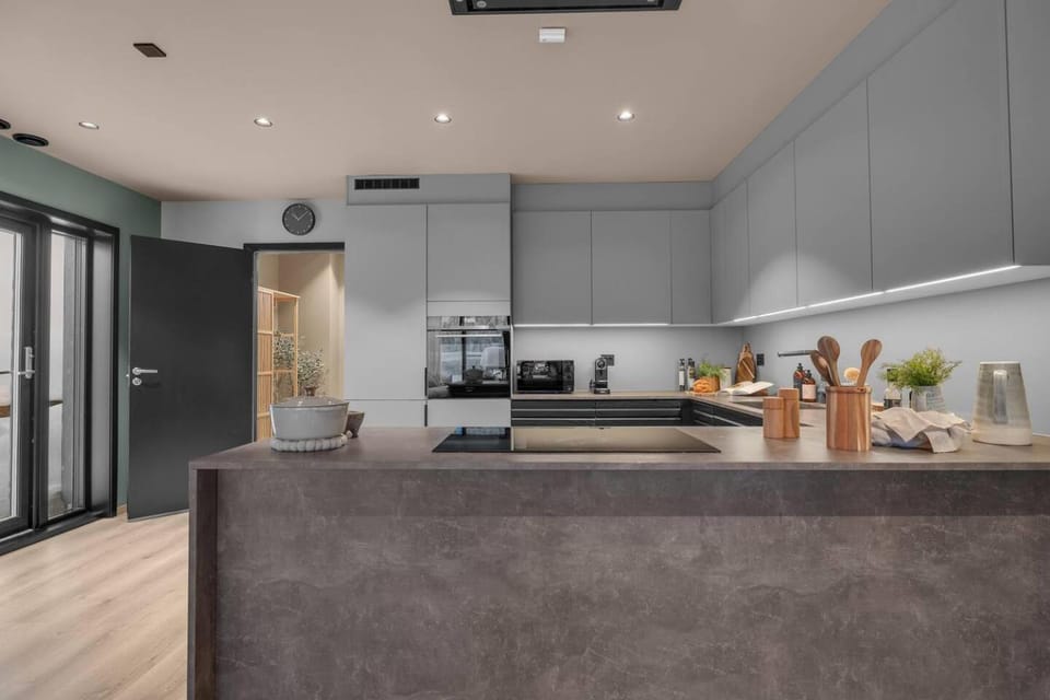 Large, modern apartment with amazing views and heated indoor garage Apartment in Tromso