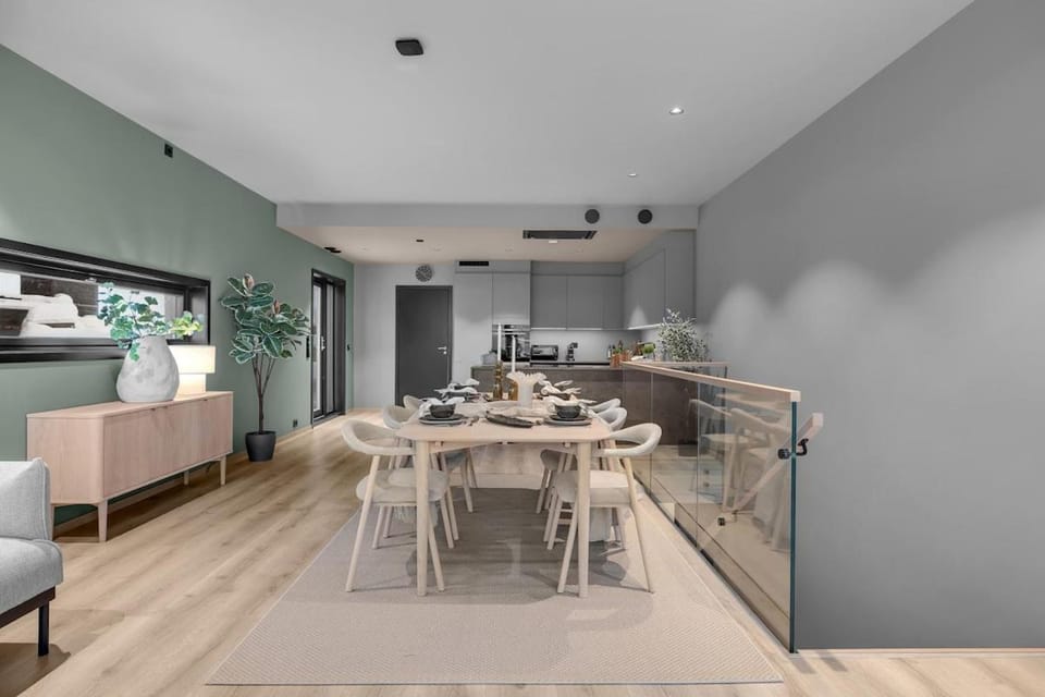Large, modern apartment with amazing views and heated indoor garage Apartment in Tromso