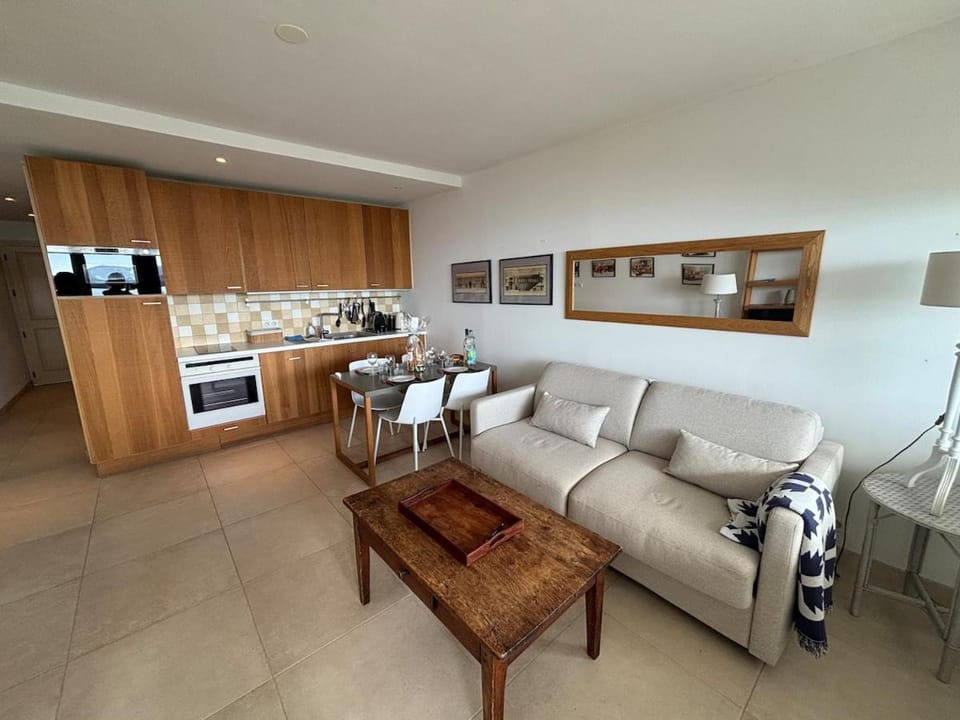 Living room, Seating area, Dining area, dishwasher, minibar, oven, toaster