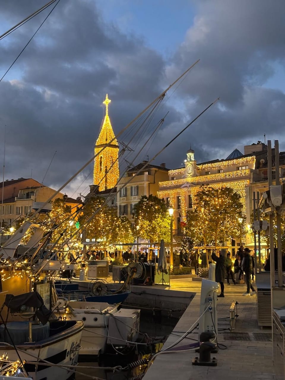 Property building, Nearby landmark, Day, Night, Neighbourhood, City view, Street view, Location, group of guests