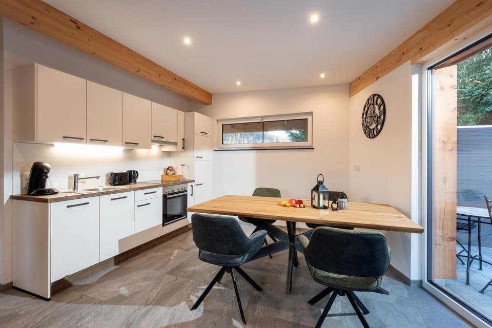 Kitchen or kitchenette, Dining area, stove