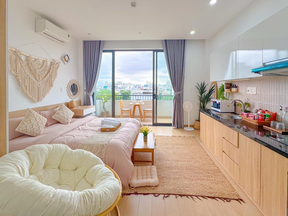 Natural landscape, Kitchen or kitchenette, Living room, Food and drinks, Seating area, Dining area, Food, minibar, pet friendly